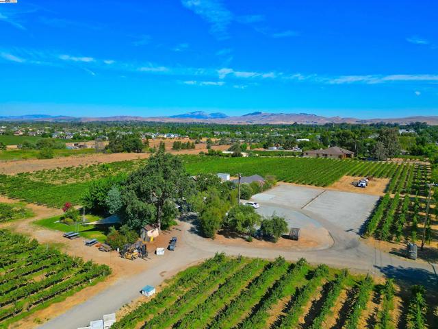 2915 S Vasco Rd, Livermore CA: https://media.crmls.org/mediaz/ed07141e-e0fb-4765-9a2c-857c704f3ed1.jpg