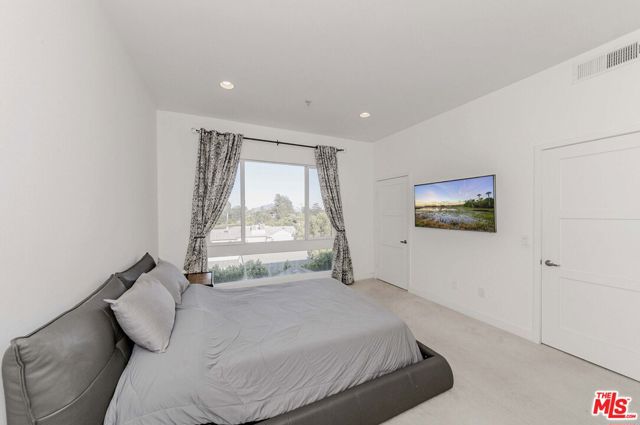 4644 Coldwater Canyon Avenue, Studio City CA: https://media.crmls.org/mediaz/ed07d1e1-a43e-47ae-8a86-550fc19350ca.jpg