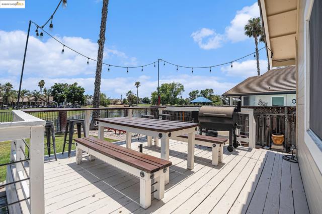 2167 Saint Andrews Ct, Discovery Bay CA: https://media.crmls.org/mediaz/ed086c9d-30b1-4462-8a9f-d3abe7e85890.jpg