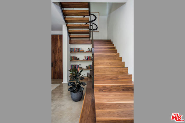 848 Milwood Avenue, Venice CA: https://media.crmls.org/mediaz/ed088b89-6fb8-4fb9-82b4-4166aec80231.jpg
