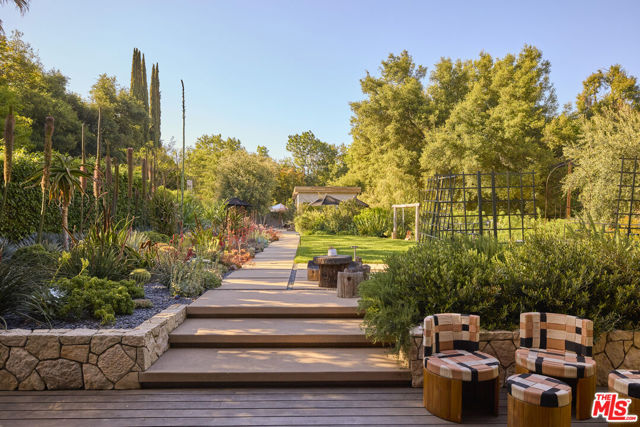 1418 Bonnell Drive, Topanga CA: https://media.crmls.org/mediaz/ed09c9d7-be83-4a4b-9ca6-4af9b5e01c1d.jpg