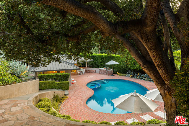 3818 Hollyline Avenue, Sherman Oaks CA: https://media.crmls.org/mediaz/ed09cf4a-54b1-4731-ac35-2eec0150300a.jpg