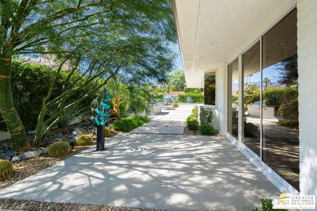 30 Mayfair Drive, Rancho Mirage CA: https://media.crmls.org/mediaz/ed0ab352-fbe6-43c2-8801-ea9ba4ebe121.jpg