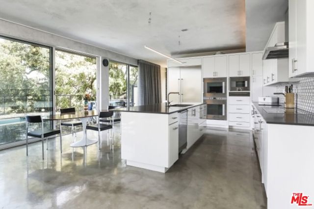11462 LAURELCREST Road, Studio City CA: https://media.crmls.org/mediaz/ed0b1a1a-e6b6-4d37-b1ea-d2d6b18456c8.jpg