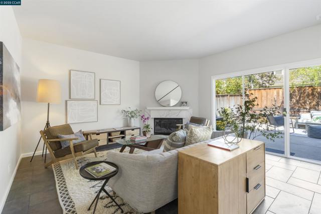 5 Stuart Place, Danville CA: https://media.crmls.org/mediaz/ed0b40a0-2586-4eb3-89bb-595ef17c7373.jpg