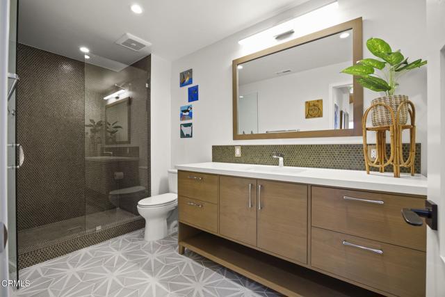 3541 Ocean Drive, Oxnard CA: https://media.crmls.org/mediaz/ed0b551f-908f-4889-be67-4127317fe22f.jpg