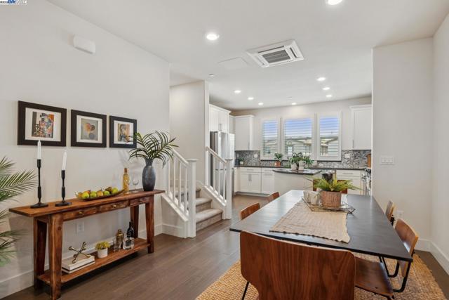 1815 Balsa St, Alameda CA: https://media.crmls.org/mediaz/ed0b593f-8a21-4488-96da-a2e8e74115d2.jpg