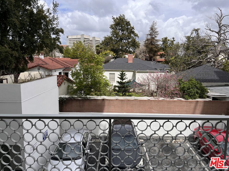 https://media.crmls.org/mediaz/ed0be553-465b-40de-b8de-4e9d6c4473d5.jpg?preset=X-Large