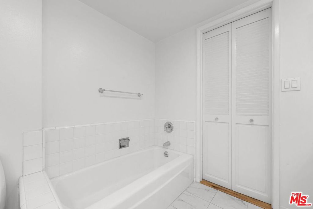 https://media.crmls.org/mediaz/ed0c5f36-cf33-4c46-ab06-2ed6e8a7f82f.jpg?preset=X-Large