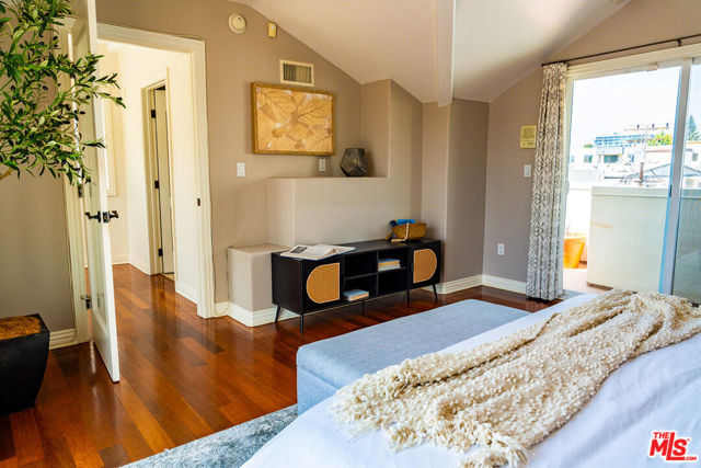 844 3rd Street, Santa Monica CA: https://media.crmls.org/mediaz/ed0c7a13-9195-4541-bd29-23e06e16753c.jpg