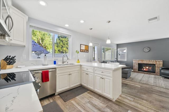 4867 Seascape Drive, Oceanside CA: https://media.crmls.org/mediaz/ed0db68d-4ab6-4ff5-9dd7-71e2e7721238.jpg