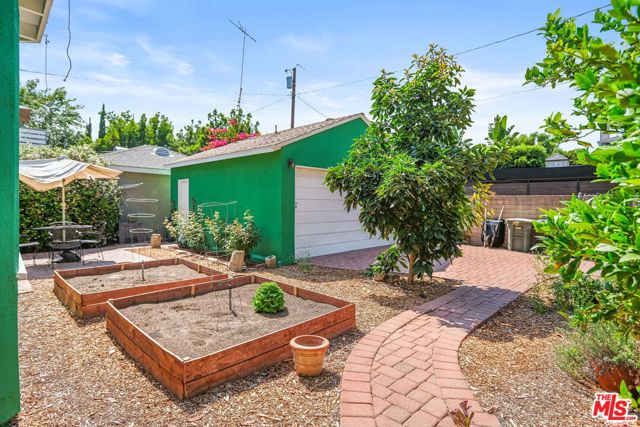 3007 W Clark Avenue, Burbank CA: https://media.crmls.org/mediaz/ed0dc0ba-7112-4d2f-9be1-6ea6b4e83ec0.jpg