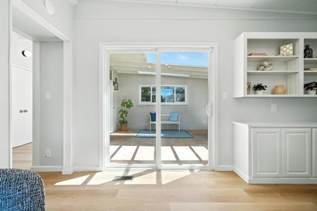 821 E Meadow Drive, Palo Alto CA: https://media.crmls.org/mediaz/ed0e04d3-83fd-45bb-a444-90794243e3fb.jpg