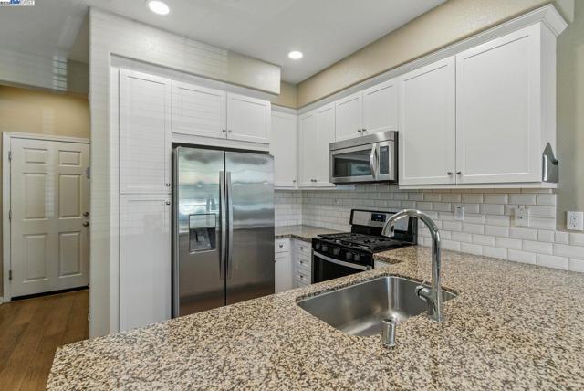 841 Fan Palm Ln, Brentwood CA: https://media.crmls.org/mediaz/ed0e0f51-acdb-4d79-9346-d871e998bcb7.jpg