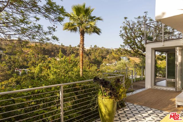 2500 Carman Crest Drive, Los Angeles CA: https://media.crmls.org/mediaz/ed0ea35a-67a9-49ae-96ac-77c33460948d.jpg