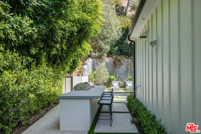 1534 N Beverly Drive, Beverly Hills CA: https://media.crmls.org/mediaz/ed10c08f-5e15-42ff-91ae-eecb79fd7d6b.jpg