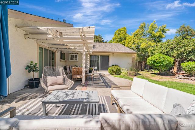 570 Zephyr Cir, Danville CA: https://media.crmls.org/mediaz/ed11b662-aba6-4d2b-ab70-37acb06919ea.jpg