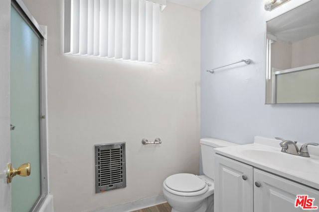 115 N Oak Street, Inglewood CA: https://media.crmls.org/mediaz/ed12bc91-73f0-4848-ae10-c3f011dae7b8.jpg