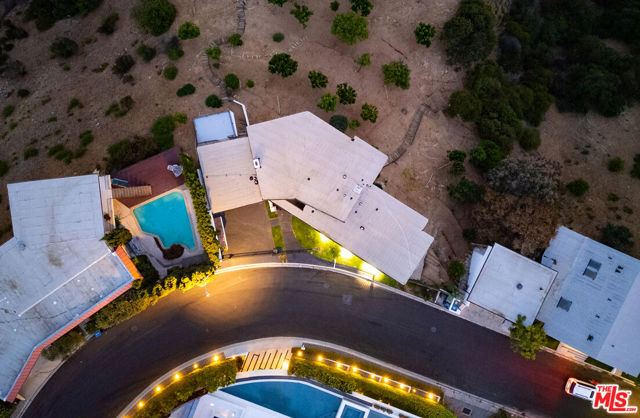 1556 Blue Jay Way, Los Angeles CA: https://media.crmls.org/mediaz/ed13084d-4560-4c9a-bef9-08a04243bec8.jpg