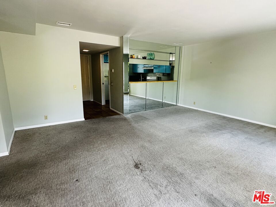https://media.crmls.org/mediaz/ed14d4a5-1067-41a1-92ea-4fea878cecad.jpg?preset=X-Large