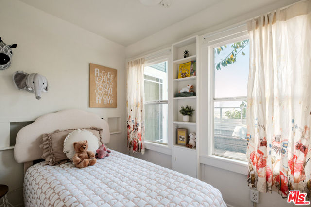 2326 Hidalgo Avenue, Los Angeles CA: https://media.crmls.org/mediaz/ed14e45b-69fd-4194-a423-b962fdc0b409.jpg