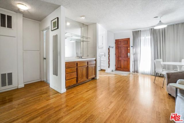 5036 Echo Street, Los Angeles CA: https://media.crmls.org/mediaz/ed14f182-7704-43d3-857d-8bfdc1c33a57.jpg