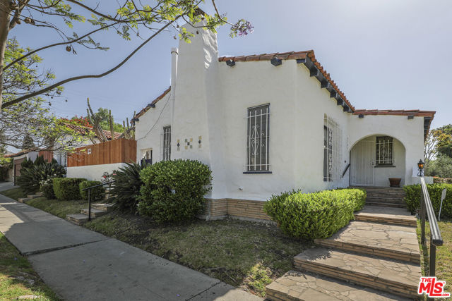 6281 Drexel Avenue, Los Angeles CA: https://media.crmls.org/mediaz/ed1590f4-3aae-4961-87a2-8f5855ce2e1b.jpg