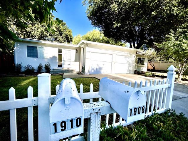 1908 Menalto Avenue, Menlo Park CA: https://media.crmls.org/mediaz/ed168aaf-87a5-4a6a-bfc3-0924af579ae4.jpg