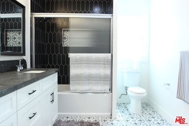 433 S Wilton Place, Los Angeles CA: https://media.crmls.org/mediaz/ed1809f8-1439-4cc1-bc4b-d0152ee94e37.jpg