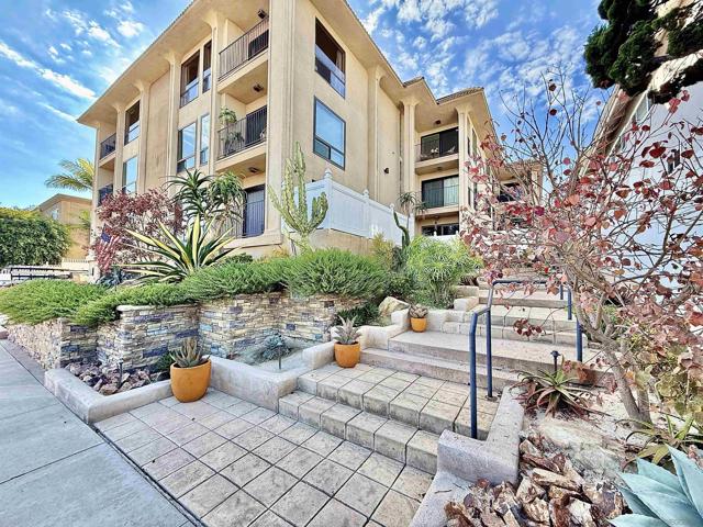 370 Rosecrans St, San Diego CA: https://media.crmls.org/mediaz/ed189d4f-1261-4440-965f-809fa355a204.jpg