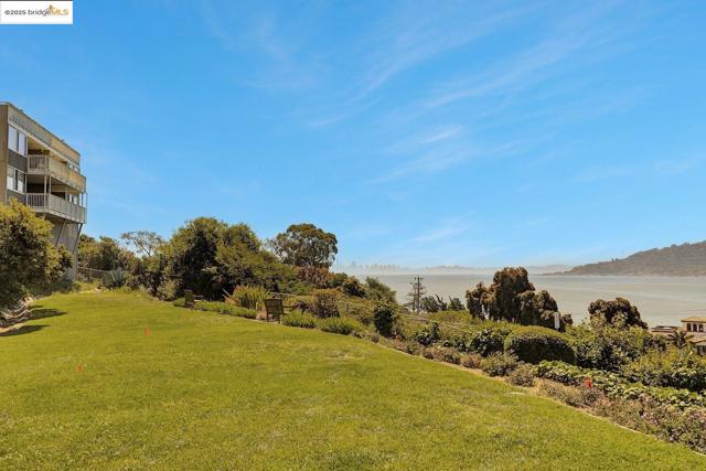 14 Janet Way, Tiburon CA: https://media.crmls.org/mediaz/ed19739e-1019-43ef-965f-f2db994897ee.jpg