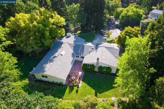 120 Heritage Oaks Pl, Alamo CA: https://media.crmls.org/mediaz/ed199155-f47f-4f26-9fed-b0f06a1a6917.jpg