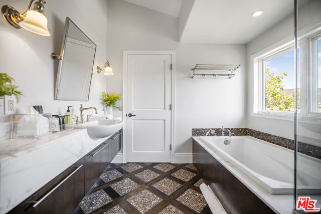 4001 Clarinda Drive, Tarzana CA: https://media.crmls.org/mediaz/ed1a943b-4ce1-4e6a-92cf-5641ff588c2d.jpg
