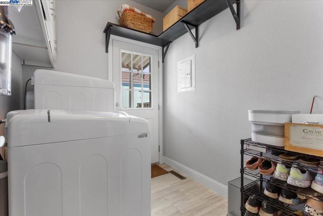 3015 E Bayshore Road #423, Redwood City CA: https://media.crmls.org/mediaz/ed1c0bbd-560d-40e8-b17c-1a75fe8d3f63.jpg