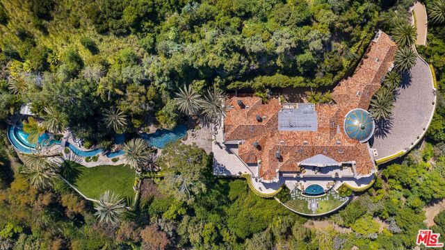 10066 Cielo Drive, Beverly Hills CA: https://media.crmls.org/mediaz/ed1c15f5-2303-48e3-83f6-fed538fdd3ec.jpg
