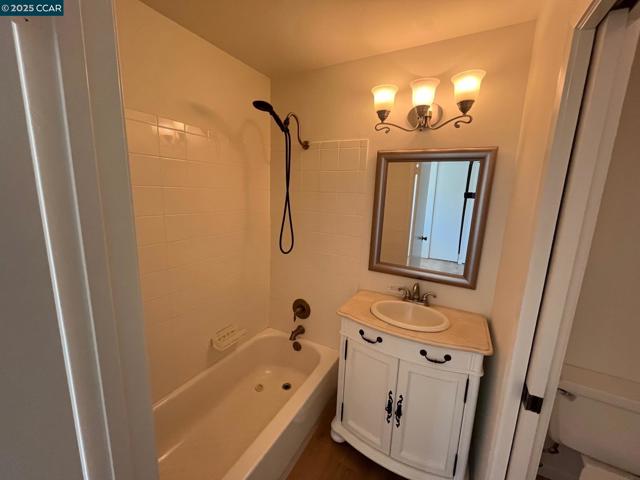 1800 Cannon Dr, Walnut Creek CA: https://media.crmls.org/mediaz/ed1c2300-0135-411a-8260-98c3819e34bb.jpg