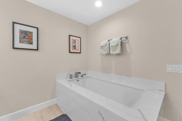 910 Island Drive, Rancho Mirage CA: https://media.crmls.org/mediaz/ed1c56f2-79a9-4461-bb52-47feb2bc823d.jpg