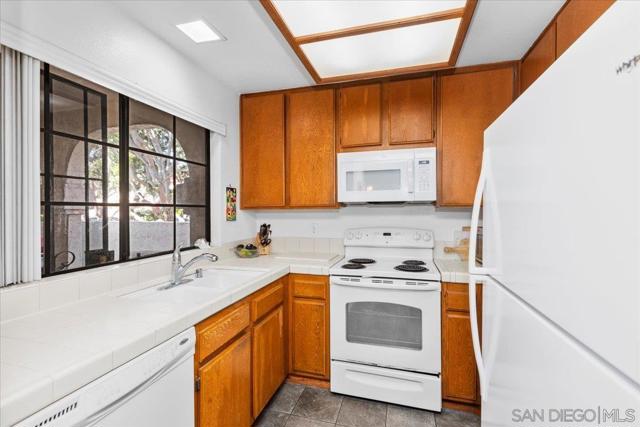 4145 Porte De Merano, San Diego CA: https://media.crmls.org/mediaz/ed1c7eef-144f-4422-a039-5ac89fa57bd9.jpg