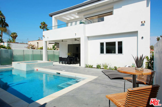 429 N Sweetzer Avenue, Los Angeles CA: https://media.crmls.org/mediaz/ed1dc4c1-ad07-45f2-83c2-b6038c066a20.jpg