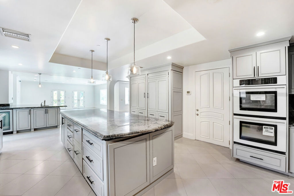 https://media.crmls.org/mediaz/ed1ddd0a-ffde-4aad-9ccf-9280c2bee9d6.jpg?preset=X-Large