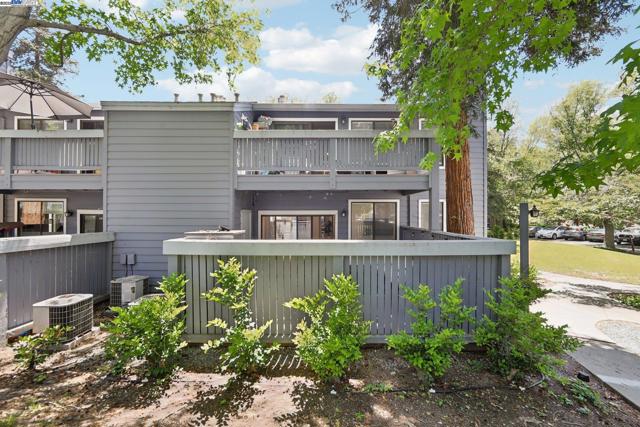 7104 Cross Creek Cir, Dublin CA: https://media.crmls.org/mediaz/ed1e486e-0d1e-4636-9387-f27db0f28916.jpg