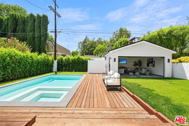 4153 Vantage Avenue, Studio City CA: https://media.crmls.org/mediaz/ed1fcdca-6954-4e44-8ed3-b2ac24594b81.jpg