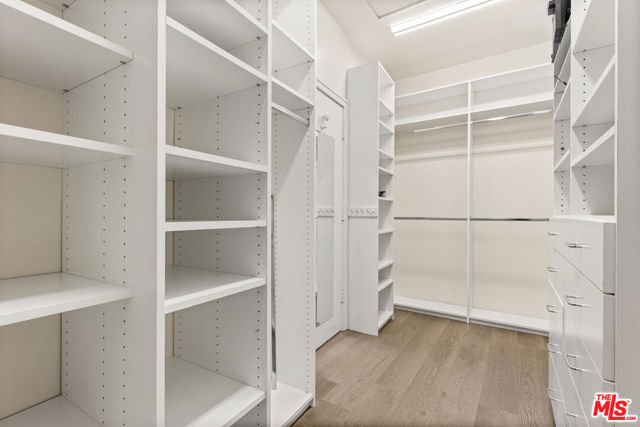 512 N Canon Drive, Beverly Hills CA: https://media.crmls.org/mediaz/ed206c77-6ce7-43f1-b56e-f494c0e6f2dc.jpg