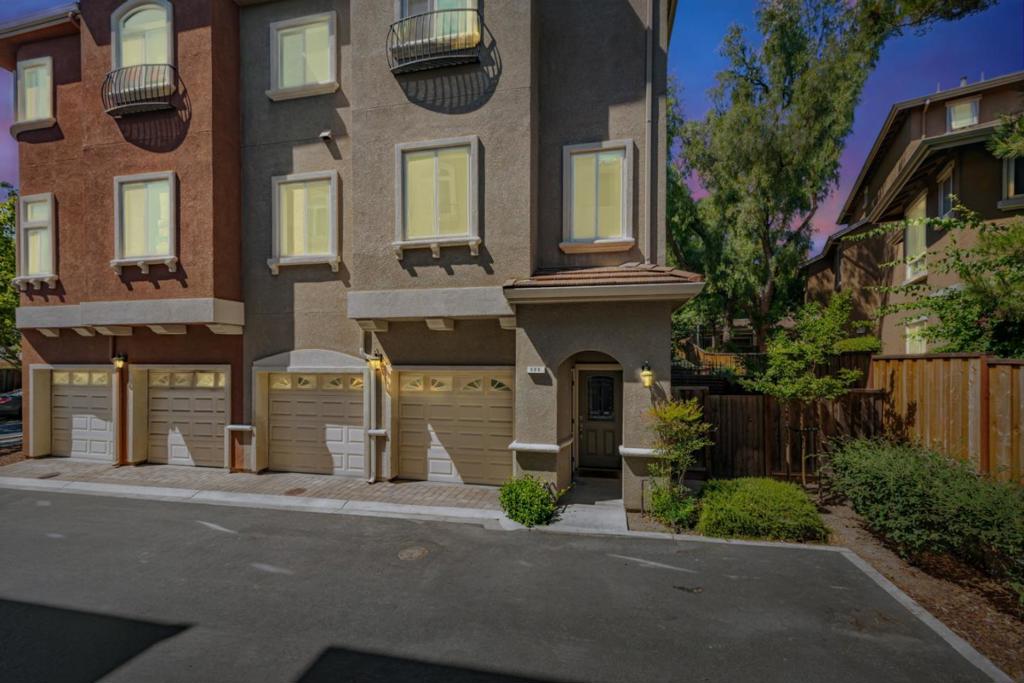 525 Guiti Garden Court