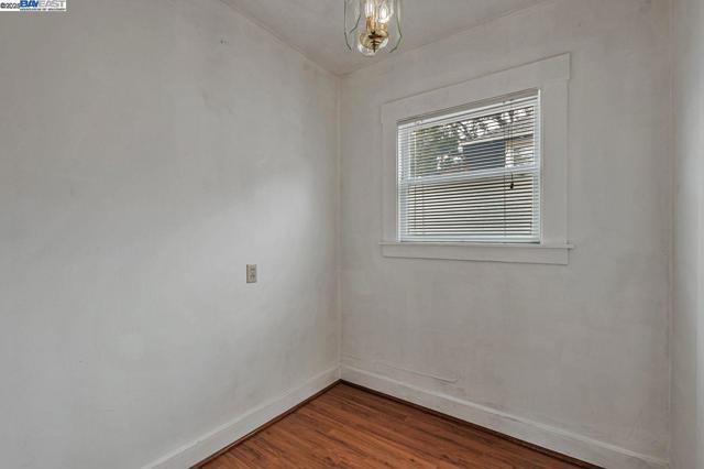 1560 Lincoln Ave #B, Alameda CA: https://media.crmls.org/mediaz/ed22028c-ddb4-4576-a1d0-884082ce1800.jpg
