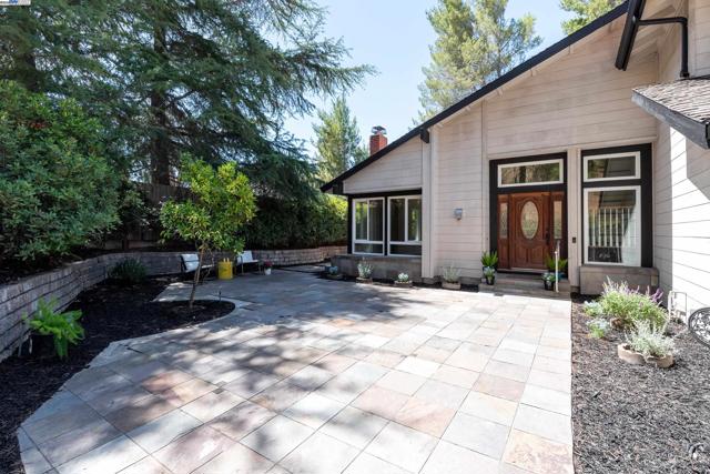 5644 ALHAMBRA HILLS CT, Martinez CA: https://media.crmls.org/mediaz/ed2450f4-0b8c-4fe4-b786-f7ad212cc6ff.jpg