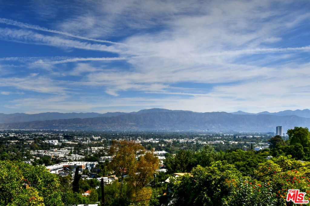 https://media.crmls.org/mediaz/ed248006-695a-4fb6-b942-dd20c3a4c93e.jpg?preset=X-Large