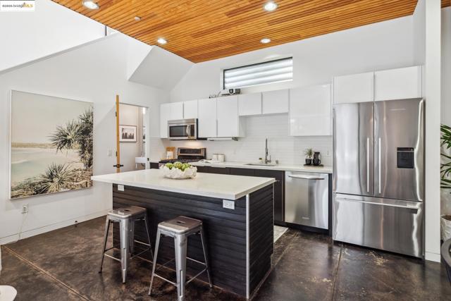 2010 9th St, Berkeley CA: https://media.crmls.org/mediaz/ed24bf2f-aed1-4972-83e1-3bc184f1b1a7.jpg