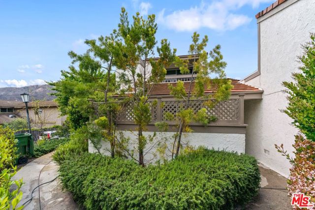 17114 Palisades Circle, Pacific Palisades CA: https://media.crmls.org/mediaz/ed258106-e252-4f3f-af28-d3cfd694fc79.jpg