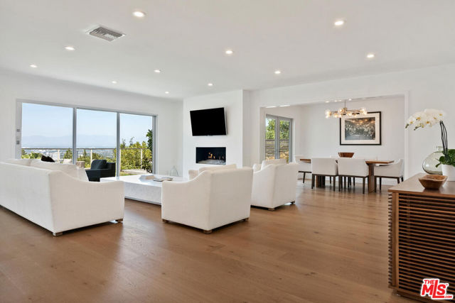 3482 Vista Haven Road, Sherman Oaks CA: https://media.crmls.org/mediaz/ed270c38-74d7-430c-9a02-e0aa90ccca7f.jpg